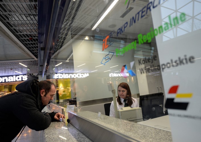 Okienka kasowe w nowej części dworca mają obniżone blaty, umożliwiające wygodną obsługę osób niepełnosprawnych na wózkach inwalidzkich.  <br><br> fot. (zuz) PAP/Marcin Obara