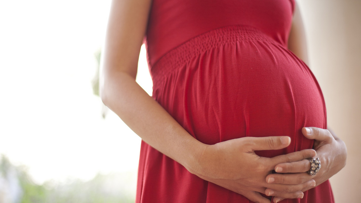 12-letnia dziewczynka z Północnej Irlandii zaszła w ciążę ze swoim 19-letnim partnerem. Nastolatek trafił za kratki, bo w świetle brytyjskiego prawa, stosunek z nieletnią jest traktowany jako gwałt.