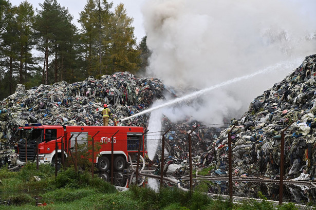 Akcja gaszenia pożaru składowiska tekstyliów w Kamieńcu