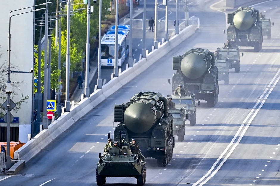 Ruski interkontinentalni balistički raketni lanseri Jars na vojnoj paradi u Moskvi