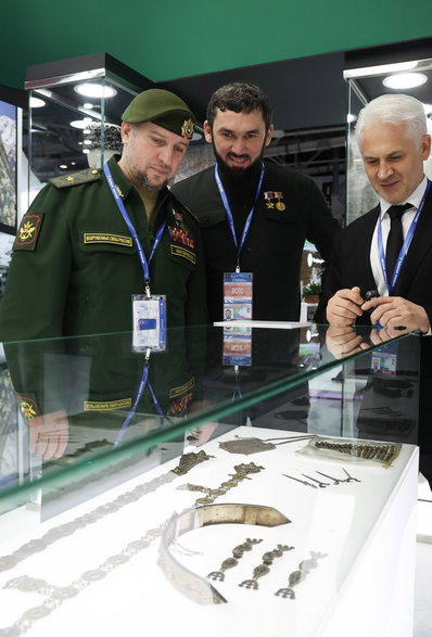 Doradca szefa Republiki Czeczeńskiej, dowódca jednostki sił specjalnych Achmat Apti Alaudinow (po lewej), przewodniczący parlamentu Czeczenii Magomed Daudow (w środku) i premier Republiki Czeczeńskiej Muslim Chuczijew (po prawej) oglądają stoisko na forum Russia Expo, Moskwa, 17 grudnia 2023 r.