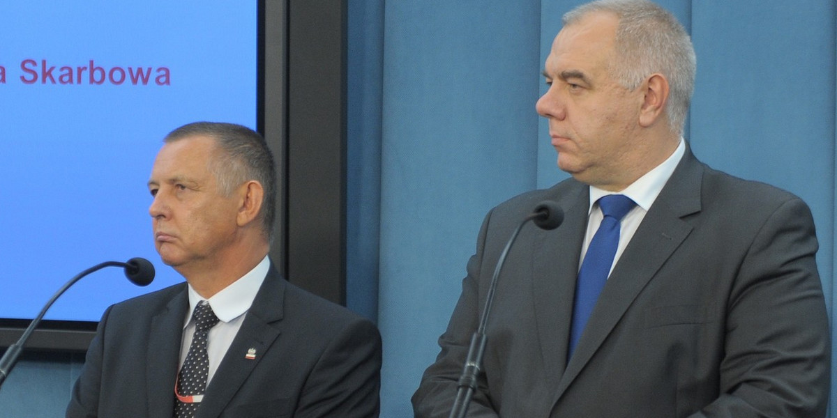 Jacek Sasin (z prawej) na konferencji prasowej razem z Marianem Banasiem (z lewej). Zdjęcie archiwalne