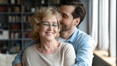 Co daje kobiecie związek z młodszym partnerem?