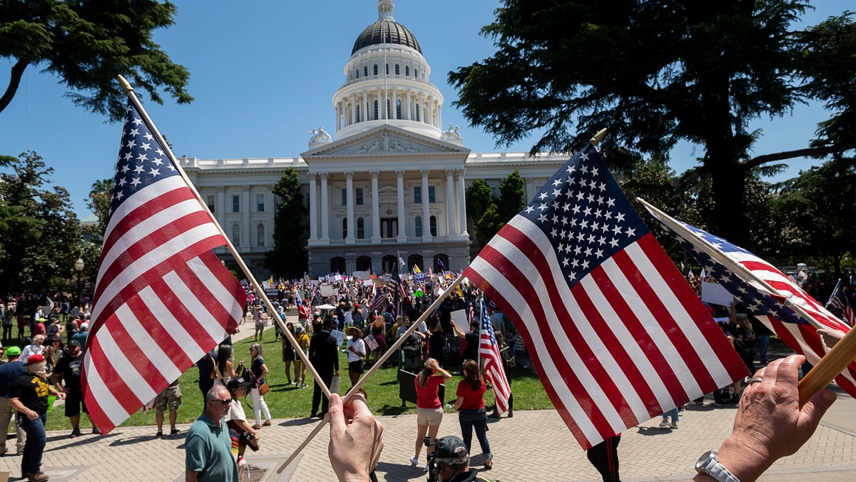 Protesty przeciw lockdownowi w Sacramento w Kaliforni. Fot. Paul Kitagaki Jr/The Sacramento Bee/ZUMA Wire/Newspix.pl