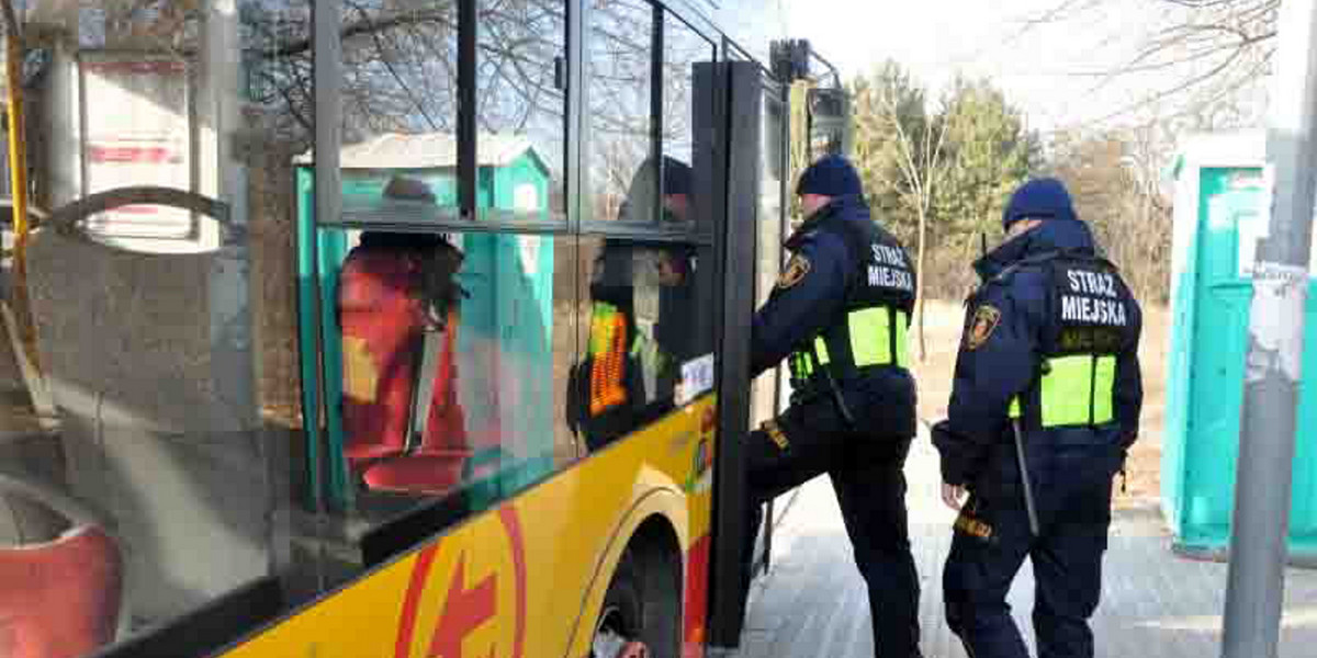 Niemowlę wypadło z wózka w warszawskim autobusie.