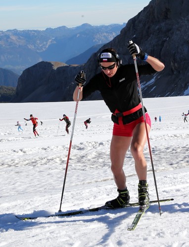 Justyna Kowalczyk trenuje na lodowcu w krótkich spodenkach. Bardzo krótkich spodenkach!