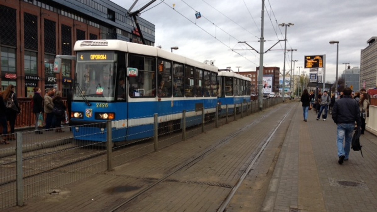 Wrocławskie MPK tłumaczy dlaczego nowy dźwig do podnoszenia tramwajów, kupiony za 5 milionów złotych praktycznie wcale nie jeździ do wypadków. Po raz pierwszy na akcję wyjechał dopiero w środę, ale to wcale nie oznacza, że od teraz będzie już wykorzystywany regularnie.