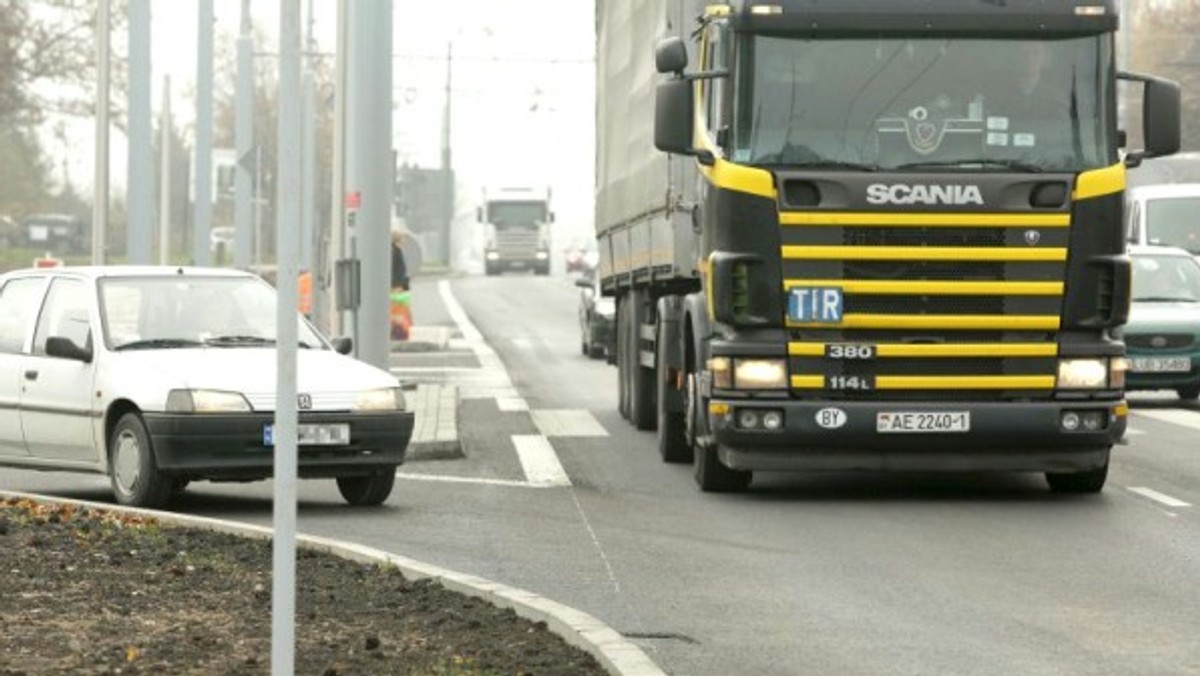 Nowa organizacja ruchu na skrzyżowaniu al. Kraśnickiej z ul. Bohaterów Monte Cassino budzi kontrowersje wśród kierowców. Chodzi o skręt w prawo w al. Kraśnicką dla samochodów jadących od strony ul. Armii Krajowej - informuje portal mmlublin.pl.