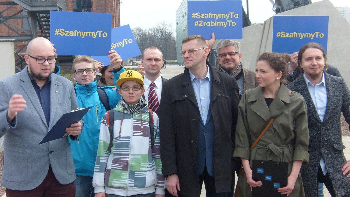 Nowoczesna rozpoczęła pracę nad ustawą uznającą śląski za język regionalny. Poselski projekt ustawy ma trafić do Sejmu jesienią, a w jego przygotowywaniu mają pomóc spotkania i debaty, tworzące "dobry klimat wokół śląskości". - Język śląski trzeba ocalić; pozostawiony sam sobie będzie bezbronny - mówi Monika Rosa, posłanka Nowoczesnej z Katowic.