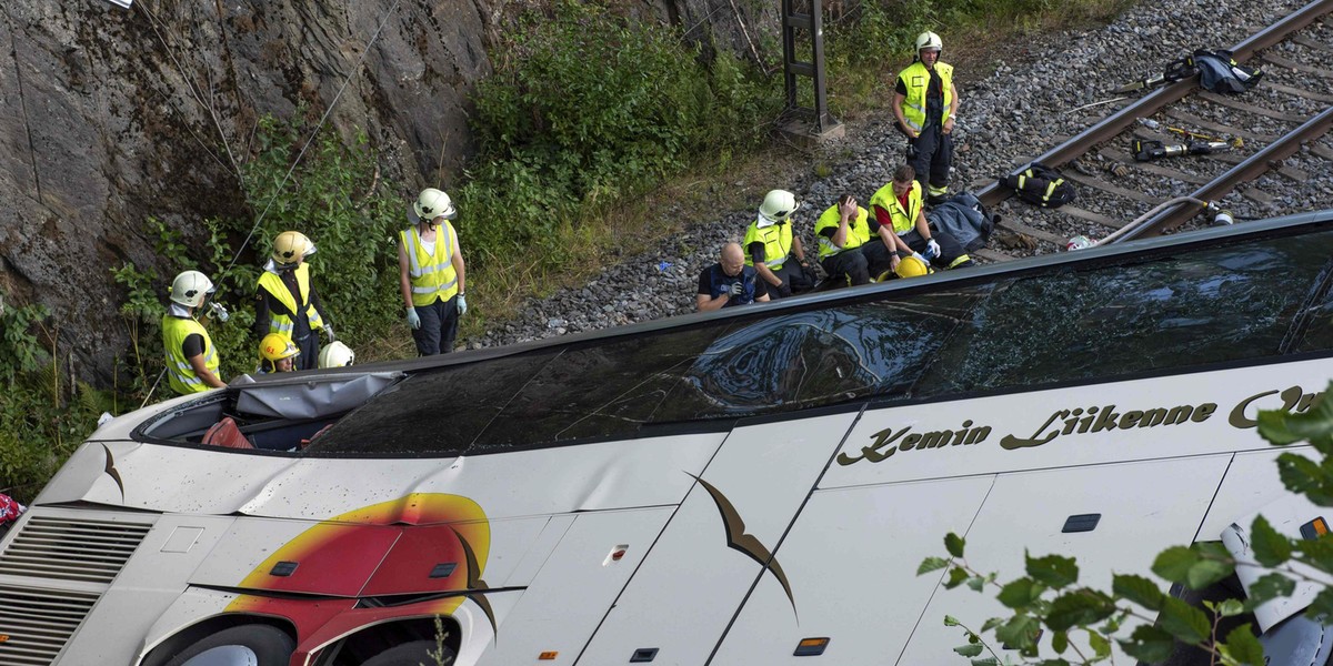 Autokar spadł z wiaduktu. Cztery osoby nie żyją 