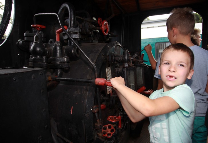 Można było poczuć się jak prawdziwy maszynista, ponieważ program przewidywał przejażdżki w kabinie parowozu. <br><br> fot. (mr) PAP/Grzegorz Momot