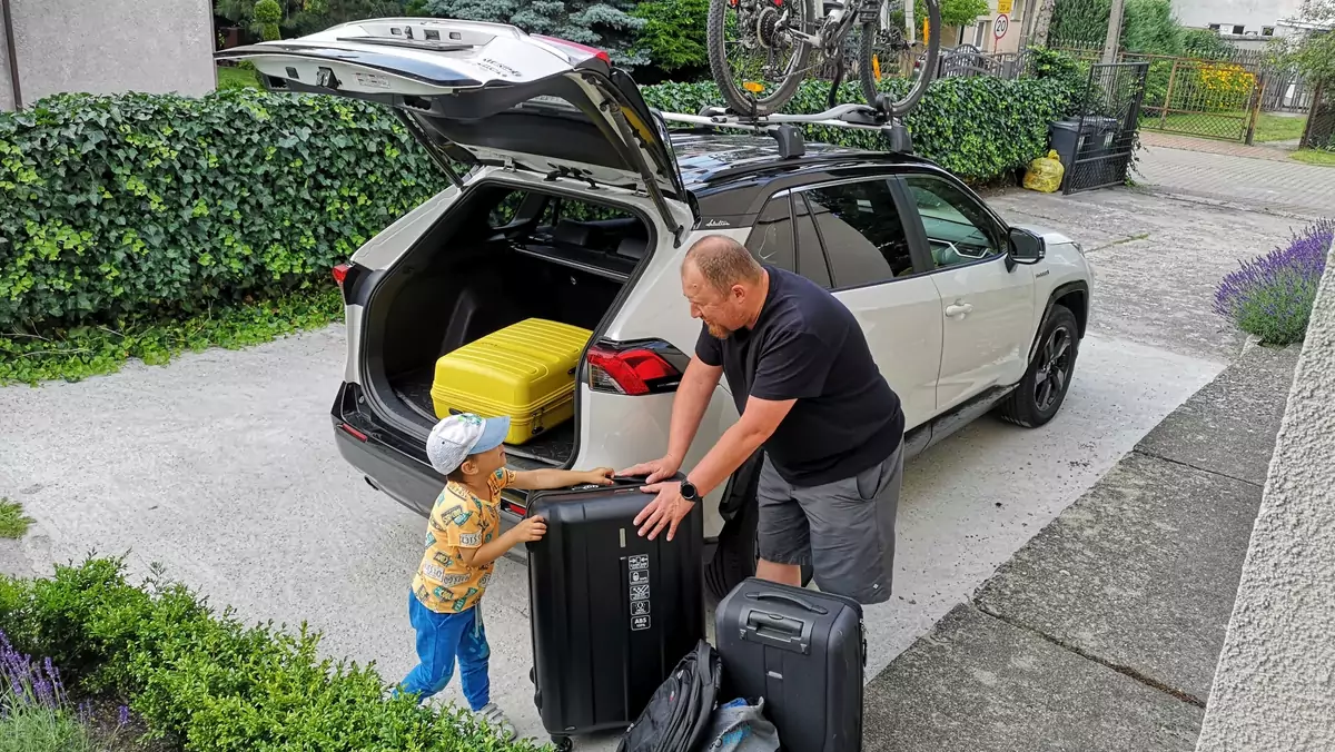 Pakowanie samochodu na wakacyjny wyjazd