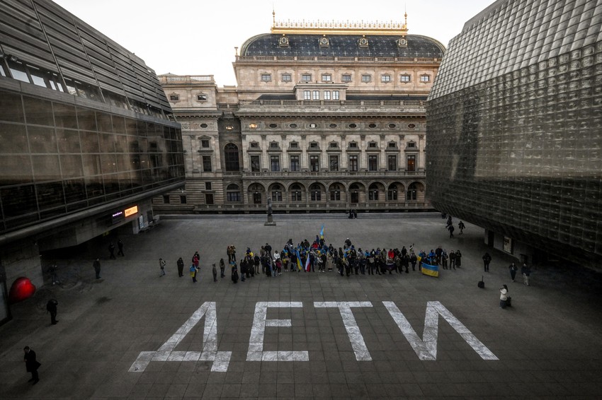Odavanje počasti stradalima u pozorištu u Marijupolju