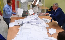 PiS zdecydowanie wygrywa zarówno wśród mężczyzn jak i kobiet [SONDAŻ]