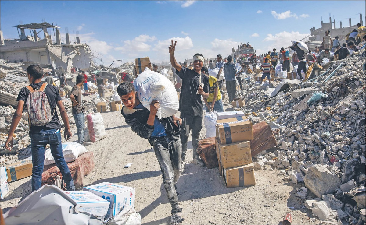 Palestyńczycy odbierający pomoc humanitarną w południowej części Strefy Gazy
