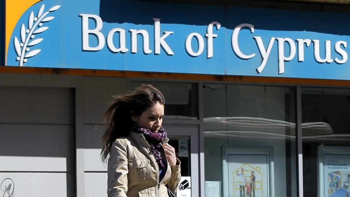 Cypr przyjął plan stabilizacji systemu bankowego i finansów rządowych, aby móc skorzystać z pakietu międzynarodowej pomocy finansowej wysokości 10 mld euro. Dla wyspy oznacza to m.in. wzrost podatków, restrukturyzację banków i prywatyzację.