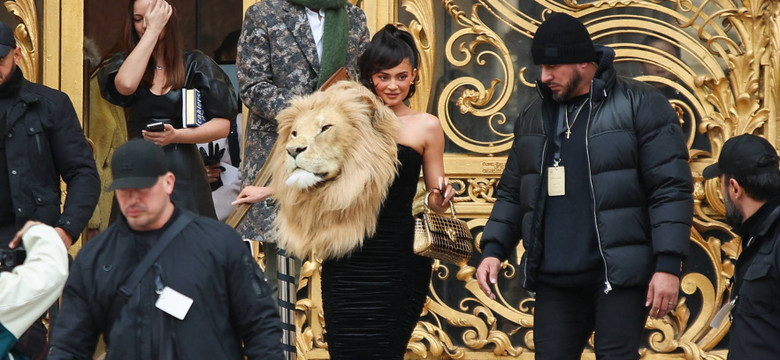 "Zwierzęta to nie akcesoria!". Internauci nie mogą ochłonąć po występie Kylie Jenner i Iriny Shayk w sukni z głową lwa [FOTO]