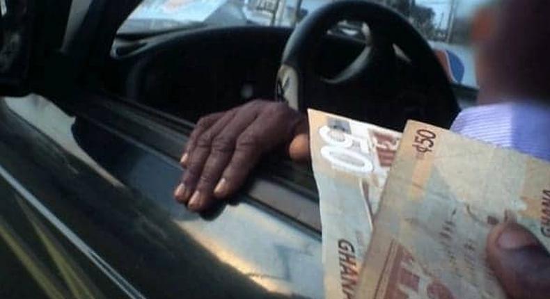 Bribe-taking police officer spotted lying to his colleagues about the amount he collected from a motorist