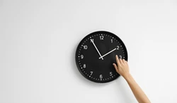 Koniec ze zmianą czasu – co nas czeka? Latem poranki zaczynać się będą o godzinie 3 lub zimą o godzinie 9