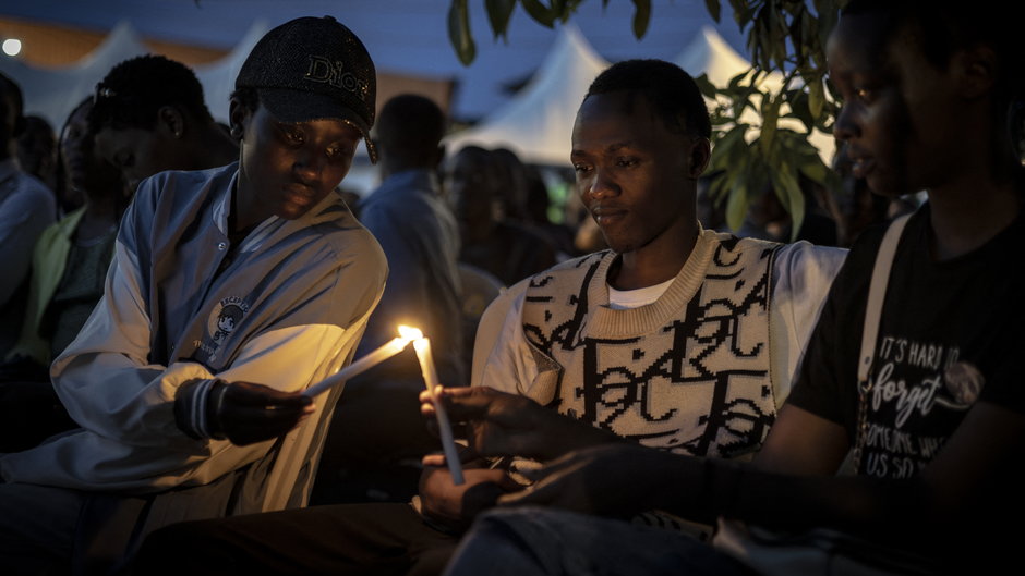Nocne czuwanie w Centrum Pamięci Ludobójstwa w Nyanza w ramach obchodów 30. rocznicy ludobójstwa Tutsi w Kigali, 11 kwietnia 2024 r.