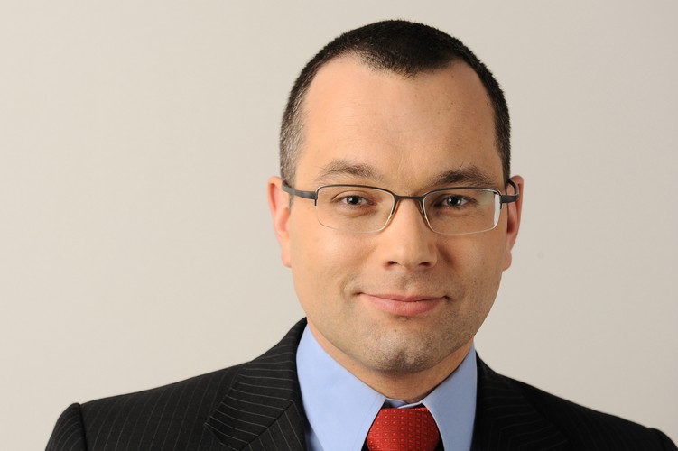 <strong>19. Mikołaj Pietrzak, adwokat, awans z pozycji 43.</strong>
<br></br>
Konsekwencja i upór – te słowa jak ulał pasują do tego, co robi. Kolejny rok z rzędu święci bowiem triumfy w roli obrońcy praw człowieka. Jego największym sukcesem w 2014 r. była wygrana o ubój rytualny przed Trybunałem Konstytucyjnym. Udało mu się przekonać sędziów, że w starciu dwóch wartości – wolności religijnej i ochrony zwierząt – prymat należy się tej pierwszej. Tym samym nie po raz pierwszy, udowodnił, że nie boi się spraw kontrowersyjnych. Od pięciu lat jest przewodniczącym Komisji Praw Człowieka Naczelnej Rady Adwokackiej. Od wielu lat współpracuje z organizacjami pozarządowymi, w tym z Helsińską Fundacją Praw Człowieka i Greenpeace. Jego rola w tym nieustannym boju o prawa jednostki jest nie do przecenienia.
<br></br>
MK
<br></br>