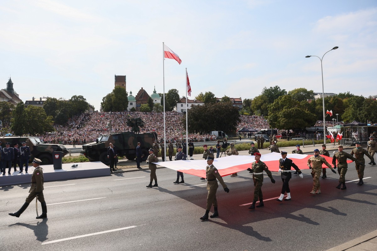Defilada z okazji Święta Wojska Polskiego na Wisłostradzie w Warszawie. W defiladzie biorą udział żołnierze wszystkich rodzajów Sił Zbrojnych RP, a także wojsk i struktur sojuszniczych: ze Stanów Zjednoczonych, Wielkiej Brytanii i Rumunii, reprezentacji Eurokorpusu i Centrum Szkolenia Sił Połączonych NATO.
