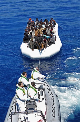 IMIGRANCI PŁYNĄ Z AFRYKI DO EUROPY NA TRATWACH I PONTONACH