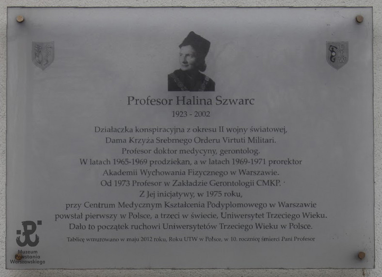 Tablica upamiętniająca Halinę Szwarc na frontowej ścianie siedziby Centrum Medycznego Kształcenia Podyplomowego przy ul. Marymonckiej 99/103 w Warszawie