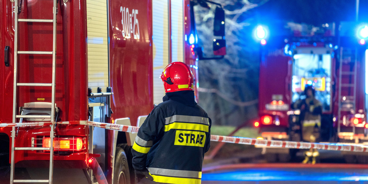Strażacy z Wrześni musieli ratować mężczyznę, który utknął w wannie.