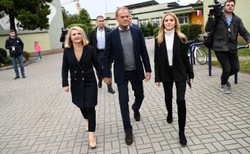 Za decyzją Tuska stały nie tylko polityczne kalkulacje. "Jego żona zawsze marzyła o podróżach..."