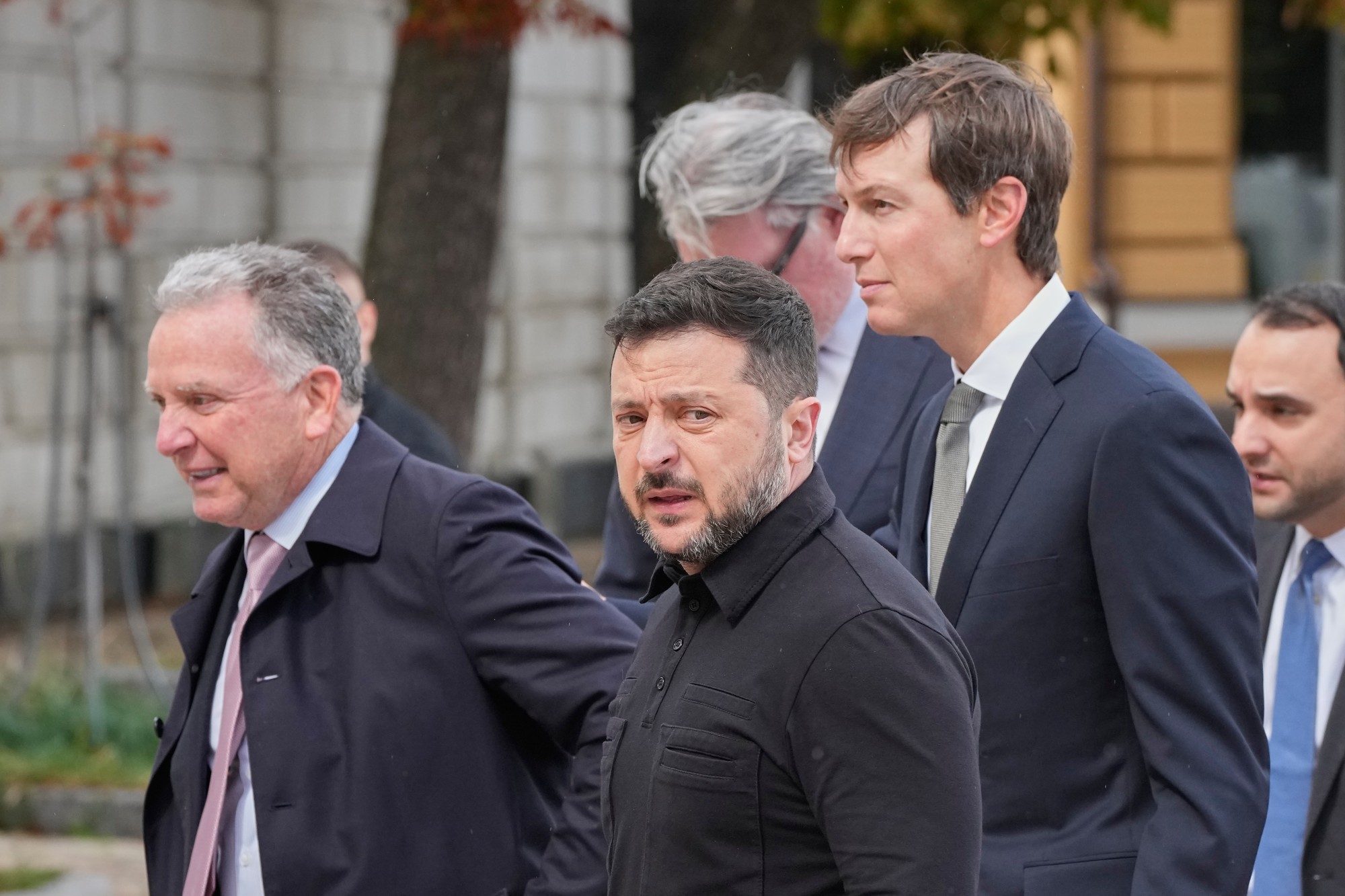 Trumpovi vyjednávači Jared Kushner a Steve Witkoff sa v Kyjeve stretli s ukrajinským prezidentom Volodymyrom Zelenským. 