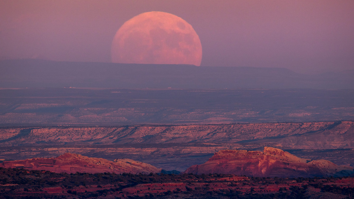 epaselect USA SUPERMOON (Moon rise above Valley of the Gods, Utah)