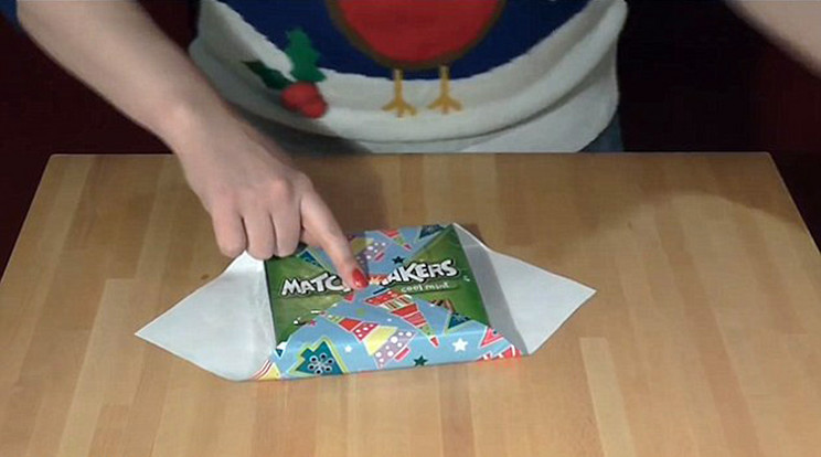 A matematikus oktatóvideója bemutatja a tökéletes díszcsomagolás titkát! / Fotó: Youtube
