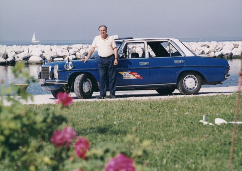 Charakterystyczne pionowe światła to znaki szczególne mercedesa, który zadebiutował w 1967 r. Na początku był oferowany jako sedan, dwa lata po premierze limuzyny niemiecki producent odsłonił coupe w czasie wystawy w Genewie. Do wyboru były silniki Diesla o mocy od 55 KM do 80 KM i benzynowe (95-185 KM). W 1973 roku auto przeszło lifting. Większość sedanów była wyposażona w jednostki Diesla i dlatego bardzo często te modele wykorzystywane były jako taksówki - w opinii taryfiarzy technika mercedesa 114/115 była niemal niezniszczalna...