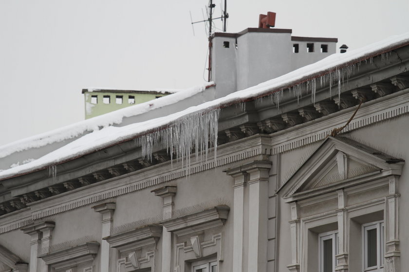 Sople zagrażają przechodniom