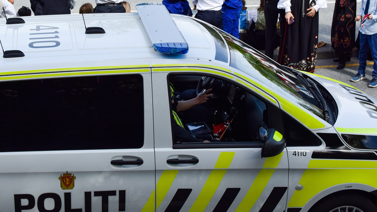 Mężczyzna ukradł karetkę pogotowia i wjechał w przechodniów w Oslo. Policjanci oddali strzały do napastnika, który został ranny i schwytany - podaje Reuters. Jak podają norweskie media, wśród poszkodowanych jest dwoje niemowląt. 