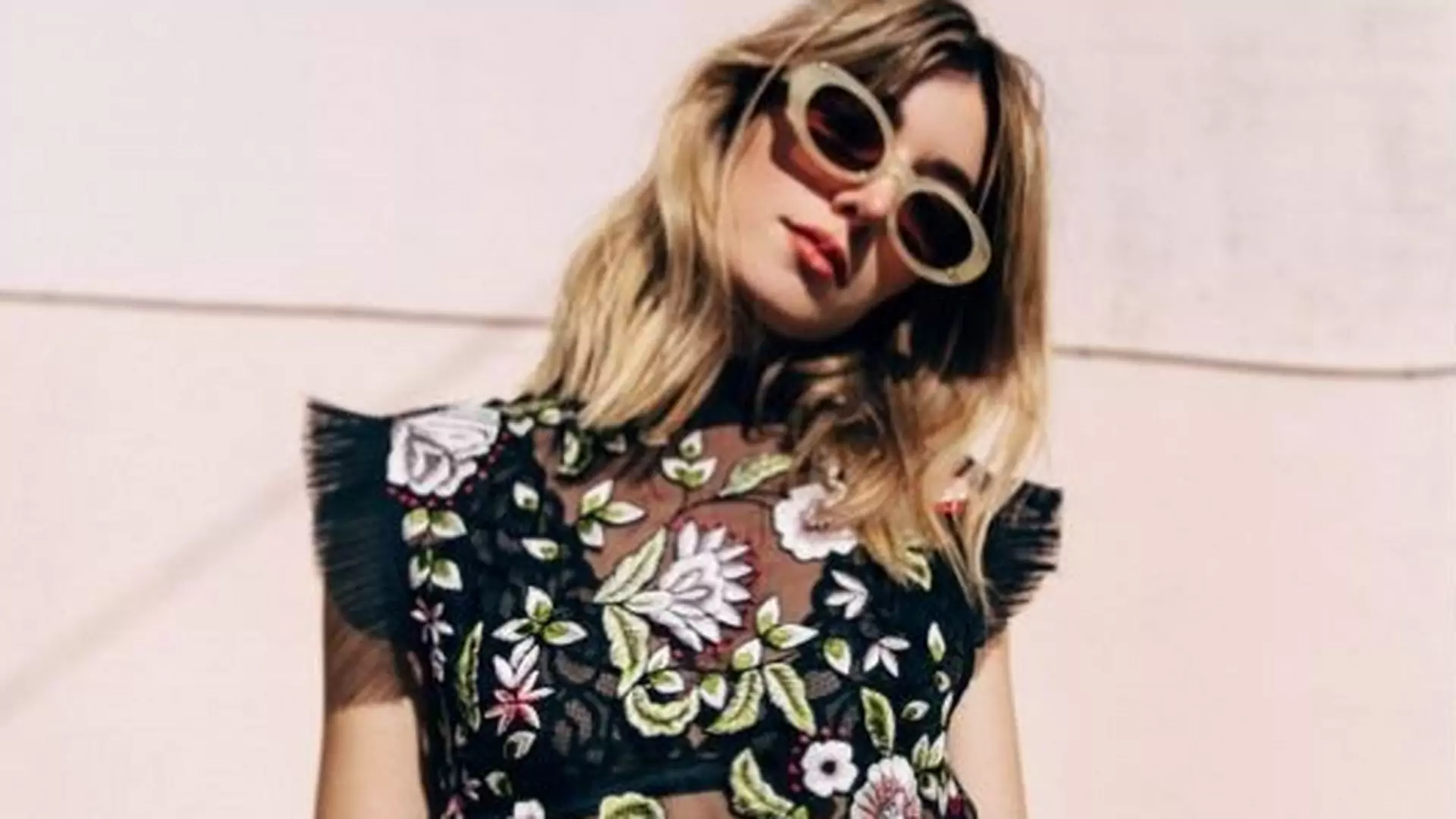 Modowe inspiracje z kwiatami w roli głównej – tak robią to blogerki
