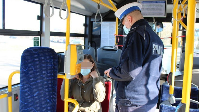 Ostatniej doby policjanci wystawili aż 600 mandatów, m. in. za nienoszenie maseczek