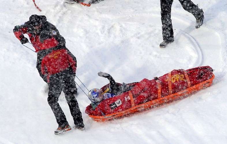 Adam Małysz zwożony przez ratowników po upadku w czasie konkursu skoków w Zakopanem, 23 stycznia 2011
