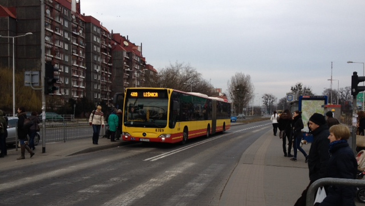 Gmina Wrocław znów nie znalazła firmy, która zajęłaby się naprawą wydzielonej jezdni dla autobusów na ul. Strzegomskiej. Już po raz trzeci do przetargu – nikt się nie zgłosił.
