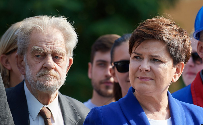 Premier Beata Szydło oraz działacz opozycyjny Andrzej Gwiazda podczas uroczystości złożenia kwiatów przed pomnikiem Anny Walentynowicz