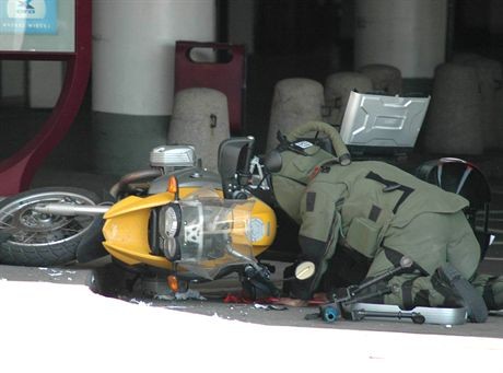 16.07.2007 WARSZAWA OKECIEBOMBA NA LOTNISKU OKECIE ODDZIAL ANTYTERRORYSTYCZNY ROZWALIL PODEJRZANY MOTOR.FOT. NwOSG ( NADWISLANSKI ODDZIAL STRAZY GRANICZNEJ )