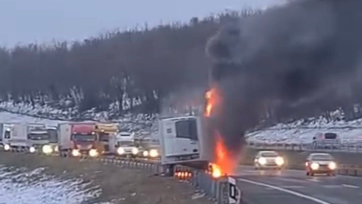 Zapalio se kamion na auto-putu kod Lozovika