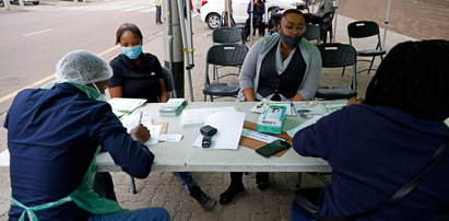 Działanie szczepionki Pfizera słabsze w przypadku koronawirusa z RPA