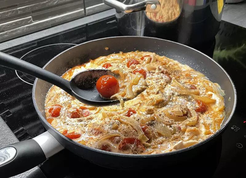 Spaghetti z sosem na bazie śmietany, tuńczyka, pomidorów z puszki i cebuli