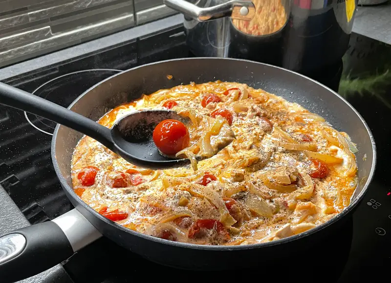 Spaghetti z sosem na bazie śmietany, tuńczyka, pomidorów z puszki i cebuli