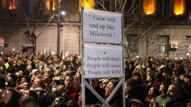 Wielkie protesty w Belgradzie. Budynek komisji wyborczej obrzucony jajkami