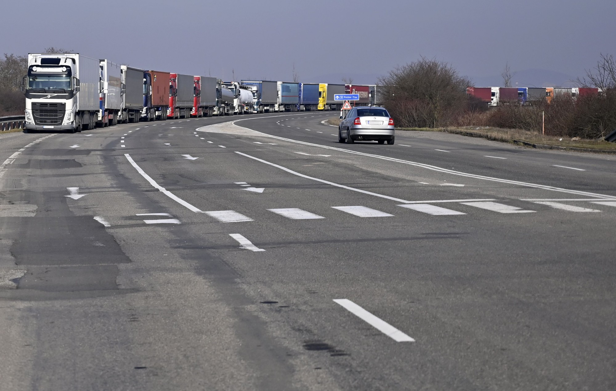 Odstavené kamióny na ceste I/18 v odstavnom dvojpruhu na Humenskej ceste v smere z Michaloviec do obce Petrovce nad Laborcom.