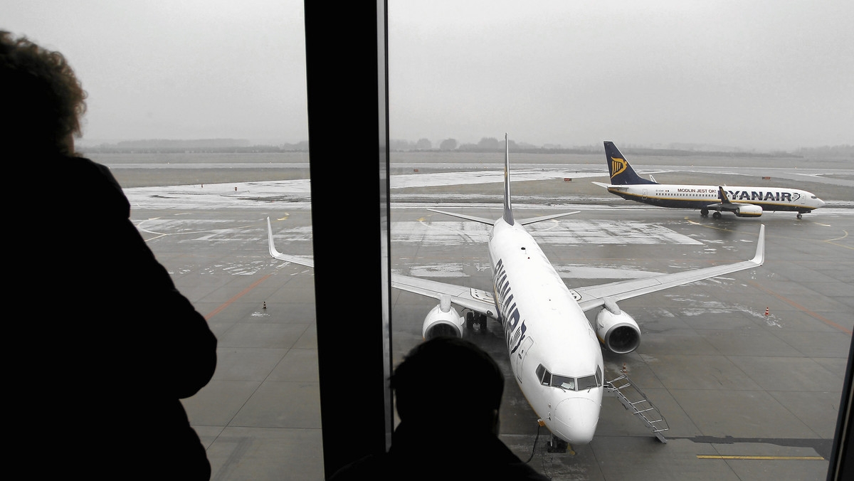 Lotnisko w Pyrzowicach zostało zamknięte do odwołania. Obecnie trwa operacja usuwania Boeinga 737-800 linii Travel Service, który wczoraj w trakcie lądowania wyjechał poza obszar drogi startowej.