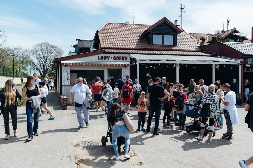 Koronawirus w Polsce: Tłumy na polskich plażach i w górach